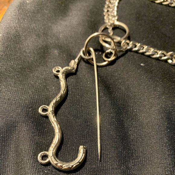 Silver brass knuckle-design safety pin necklace - Picture 7 of 7